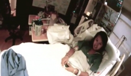 Nữ y tá gốc Việt nhiễm Ebola bật khóc trong phòng bệnh